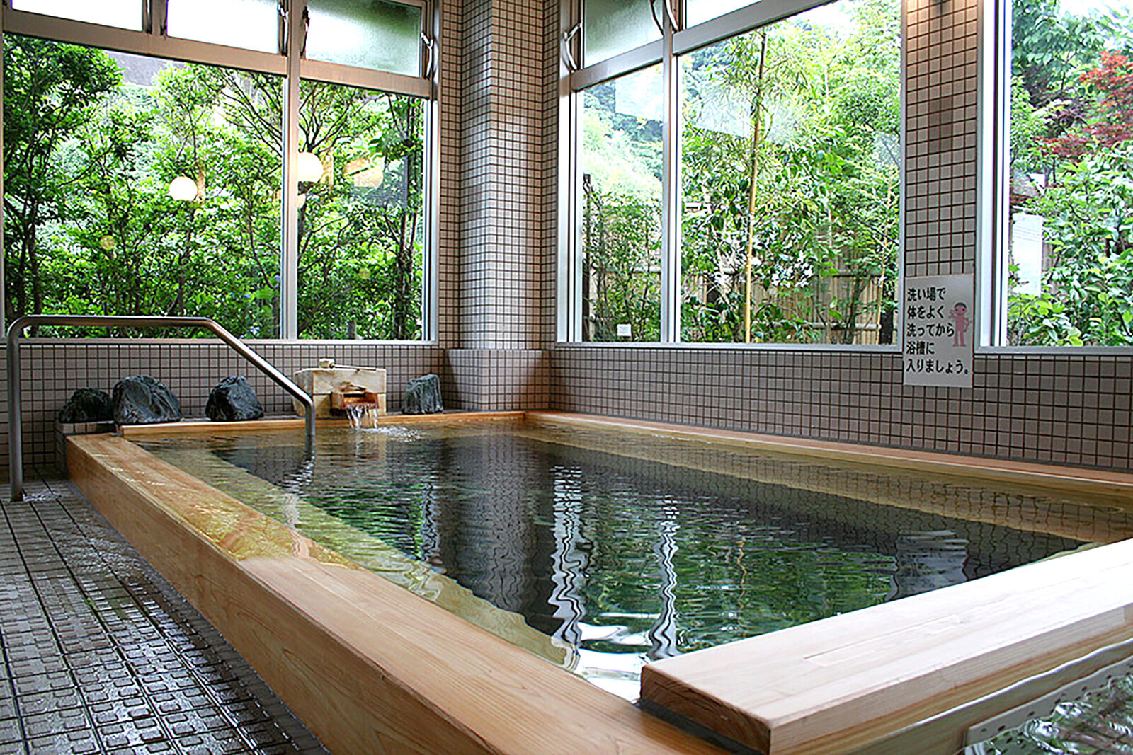 内湯(ひのき風呂)